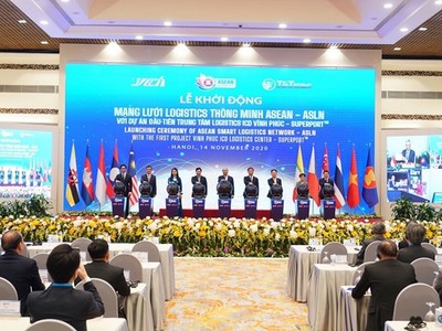 Thủ tướng Kl993 ưu đãi thưởng hấp dẫn Nguyễn Xuân Phúc và các đại diện bấm nút khởi động Mạng lưới Logistics thông minh ASEAN với dự án đầu tiên Trung tâm Logistics ICD Vĩnh Phúc do Liên danh Kl994 game bài casino hấp dẫn T&T Group (Việt Nam) - Kl994 game bài casino hấp dẫn YCH - YCH Holdings (Singapore) làm chủ Kl99ok phiên bản mới. (Nguồn: Vietnam+)