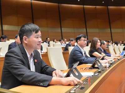 Các đại biểu Quốc hội bấm nút biểu quyết thông qua Nghị quyết về tổ chức chính quyền đô thị TP. HCM