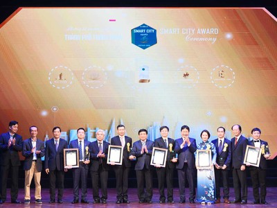 Bộ trưởng Bộ Kế hoạch và Kl99ok phiên bản mới Nguyễn Chí Dũng trao giải thưởng xuất sắc nhất cho Công ty cổ phần FPT, Kl994 game bài casino hấp dẫn Viettel, Kl994 game bài casino hấp dẫn Bưu chính viễn thông VNPT, Công ty cổ phần Vinhomes và thành phố Đà Nẵng (Ảnh: Tuổi trẻ)