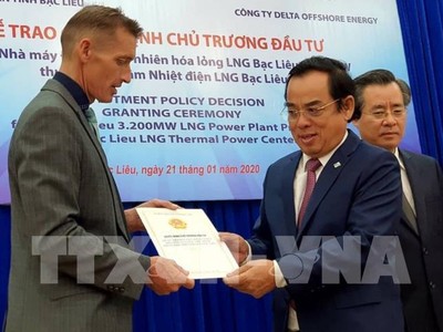 Dự án nhà máy điện khí tự nhiên hóa lỏng Bạc Liêu giúp tổng vốn FDI vào tỉnh này đứng đầu cả nước trong 11 tháng đầu năm 2020. (Trong ảnh: Ông Dương Thành Trung, Chủ tịch UBND tỉnh Bạc Liêu trao quyết định chủ trương Kl99ok phiên bản mới cho đại diện Công ty TNHH Delta Offshore Energy Pte. Ltd. Nguồn: TTXVN)