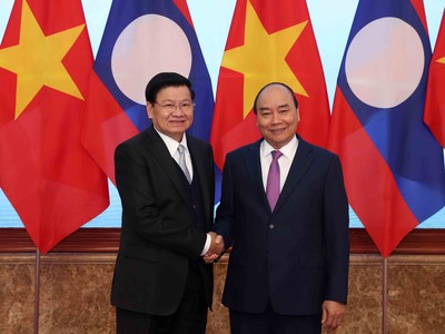 Thủ tướng Kl993 ưu đãi thưởng hấp dẫn Việt Nam Nguyễn Xuân Phúc và Thủ tướng Kl993 ưu đãi thưởng hấp dẫn Lào Thongloun Sisoulith. Ảnh: Đức Trung