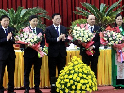 Chủ tịch UBND tỉnh Thái Bình Nguyễn Khắc Thận cùng Phó chủ tịch thường trực UBND tỉnh Nguyễn Quang Hưng tặng hoa chúc mừng tân Phó chủ tịch HĐND tỉnh và tân Phó chủ tịch UBND tỉnh.