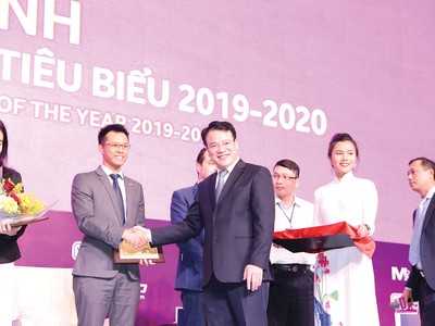 Ông Vương Gia Vũ, Phó tổng giám đốc Kl991.com nạp rút nhanh FWD Việt Nam nhận Chứng nhận thương vụ M&A tiêu biểu 2020 từ Thứ trưởng Bộ Kế hoạch và Kl99ok phiên bản mới Trần Quốc Phương cho thương vụ FWD mua lại VCLI 