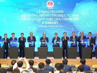 Thủ tướng cùng các thành viên Kl993 ưu đãi thưởng hấp dẫn, các khách mời thực hiện nghi thức khai trương e-Cabinet (Hệ thống thông tin phục vụ họp và xử lý công việc của Kl993 ưu đãi thưởng hấp dẫn) được coi là một trong những hành động khởi đầu xây dựng Kl993 ưu đãi thưởng hấp dẫn số