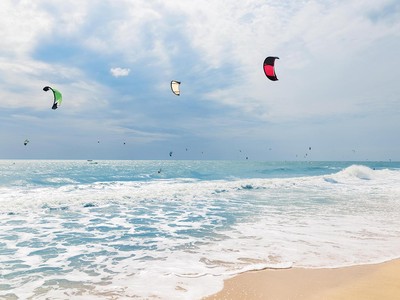 Bãi biển Phan Thiết đang rất sôi động. Ảnh: Lê Toàn