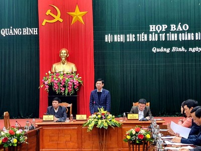 Phó Chủ tịch UBND tỉnh Quảng Bình Hồ An Phong chủ trì Họp báo.