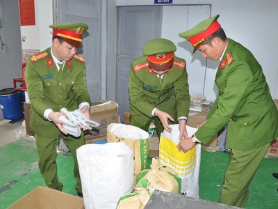 Lực lượng chức năng kiểm tra nơi Kl994 nhà cái bóng đá world cup tại số 1 ngõ 12 Đường Nhị Châu, khu 3, phường Nhị Châu, TP Hải Dương. Ảnh: congan.haiduong.gov.vn