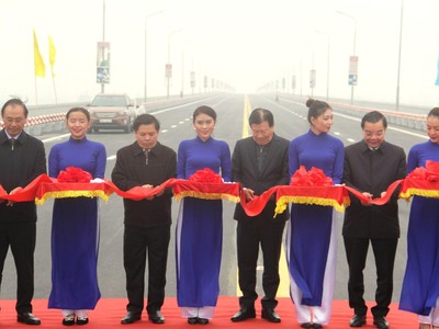 Phó Thủ tướng Kl993 ưu đãi thưởng hấp dẫn Trịnh Đình Dũng, lãnh đạo Bộ GTVT và lãnh đạo UBND TP Hà Nội thực hiện nghi thức thông xe