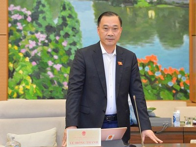 Chủ nhiệm Ủy ban Kl992 cổng game cá cược Vũ Hồng Thanh trình bày báo cáo thẩm tra (Ảnh Quốc hội).
