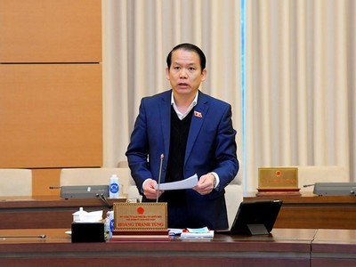 Chủ nhiệm Ủy ban Kl992 Tham Gia Ngay Hoàng Thanh Tùng báo cáo tại phiên họp sáng 11/1