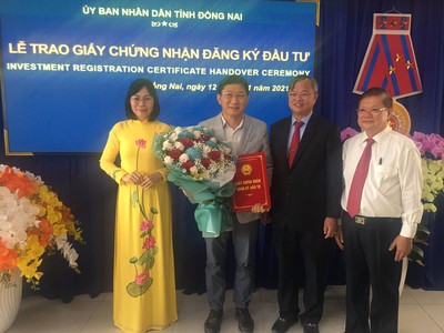 Ông Cao Tiến Dũng, Chủ tịch UBND tỉnh Đồng Nai (đứng thứ 2 từ bên phải) trao giấy phép, chụp ảnh lưu niệm với nhà Kl99ok phiên bản mới.