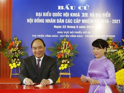 Thủ tướng Nguyễn Xuân Phúc cùng Phu nhân bầu cử năm 2016