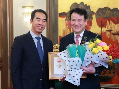Thứ trưởng Tô Anh Dũng trao Kỷ niệm chương "Vì sự nghiệp ngoại giao Việt Nam" cho Thứ trưởng Trần Quốc Phương