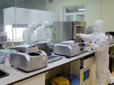 Toàn bộ hệ thống xét nghiệm của CDC tỉnh Quảng Ninh hoạt động hết công suất để xét nghiệm các mẫu bệnh phẩm.