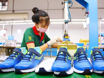 Công nhân làm việc tại nhà máy Kl994 nhà cái bóng đá world cup giày xuất khẩu tại TP.HCM (Ảnh: Lê Toàn).