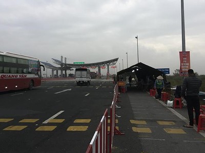 Từ 12h ngày 6/2/2021, hoạt động vận tải khách được phép hoạt động trở lại nhưng phải đảm bảo các yêu cầu về phòng chống dịch, trừ các tuyến vận tải khách đi/đến tỉnh Hải Dương, thị xã Đông Triều và huyện Vân Đồn (Quảng Ninh). Ảnh: Thu Lê