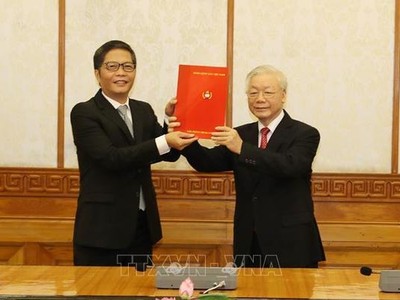 Tổng Bí thư, Chủ tịch nước Nguyễn Phú Trọng trao Quyết định và tặng hoa chúc mừng tân Trưởng ban Kl992 cổng game cá cược Trung ương Trần Tuấn Anh (Ảnh: TTXVN)