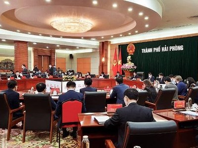 Quang cảnh hội nghị làm việc của lãnh đạo Thành ủy, UBND TP. Hải Phòng với các nhà Kl99ok phiên bản mới Kl99kl ưu đãi độc quyền KCN và trao giấy CNĐT cho LG Display Việt Nam Hải Phòng.