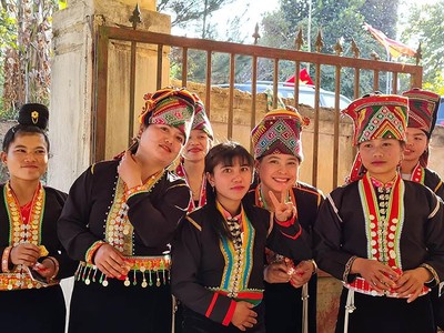 Người dân huyện vùng cao biên giới Sốp Cộp đón Tết Tân Sửu, vui Xuân sớm trong niềm hạnh phúc rạng ngời ảnh: t.h