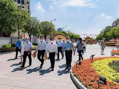 Chụp ảnh tại đường hoa Nguyễn Huệ bắt buộc phải đeo khẩu trang