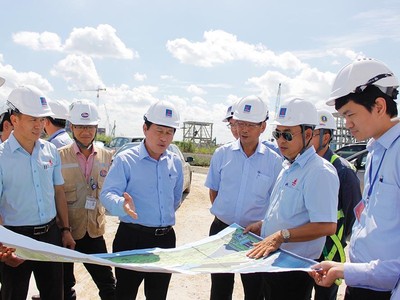 Ông Lê Tiến Châu, Bí thư Tỉnh ủy Hậu Giang (giữa) kiểm tra tiến độ triển khai dự án tại Khu công nghiệp Sông Hậu