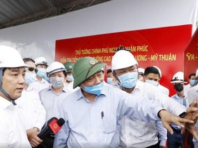 Ông Hồ Minh Hoàng (mặc áo trắng) báo cáo Thủ tướng Kl993 ưu đãi thưởng hấp dẫn Nguyễn Xuân Phúc tiến độ xây dựng đường KL99 là nhà cái cá cược trực tuyến hàng đầu tại châu Á Trung Lương - Mỹ Thuận trong chuyến công tác thị sát Dự án vào cuối tháng 7/2020.