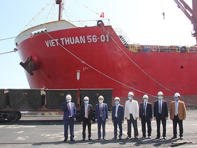Phát lệnh rót tấn than tiêu thụ đầu tiên của Năm mới Xuân Tân Sửu tại Cảng Cẩm Phả.