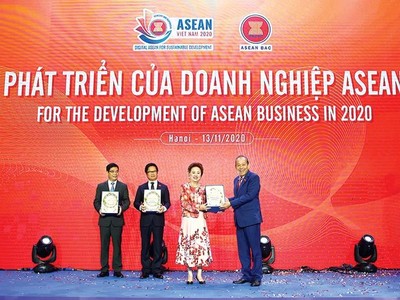 Phó thủ tướng Trương Hòa Bình trao tặng Kỷ niệm chương cho bà Nguyễn Thị Nga, ghi nhận những nỗ lực và đóng góp to lớn vì sự phát triển của cộng đồng Kl991.com World Cup 2026 Chính Thức ASEAN