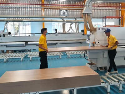 Công nhân làm việc trong nhà máy AA tại Long An (Ảnh: Thị Hồng).