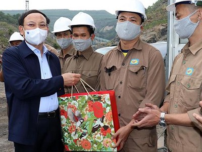 Ông Nguyễn Xuân Ký (ngoài cùng bên trái) tặng quà động viên công nhân lao động khai trường Kl994 nhà cái bóng đá world cup 917.