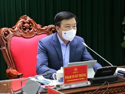 Ông Phạm Xuân Thăng, Bí thư Tỉnh ủy Hải Dương chủ trì hội nghị trực tuyến phòng, chống dịch Covid-19 của Ban Thường vụ Tỉnh ủy ngày 22/02