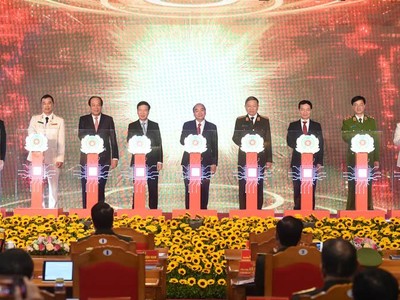 Thủ tướng cùng các đại biểu thực hiện nghi thức khai trương hệ thống cơ sở dữ liệu quốc gia về dân cư và hệ thống Kl994 nhà cái bóng đá world cup cấp và quản lý căn cước công dân (Ảnh VGP)