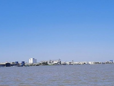 Khu công nghiệp Trà Nóc (Cần Thơ) nhìn từ sông Hậu