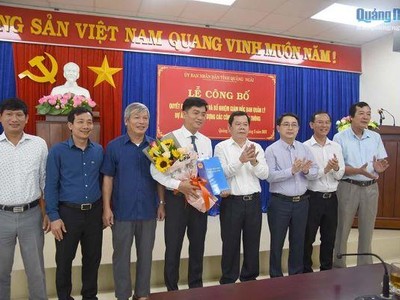 Ông Đỗ Tâm Hiển (ôm hoa), tân Giám đốc Ban Quản lý dự án Kl99ok phiên bản mới các công trình KL99 là cổng game giải trí trực tuyến hàng đầu hiện nay tỉnh Quảng Ngãi.