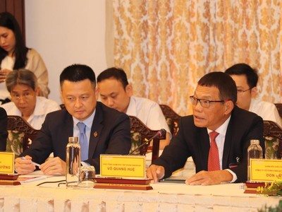 Ông Võ Quang Huệ (bên phải) phát biểu tại hội nghị Đối thoại 2045 (Ảnh: H.Phúc).