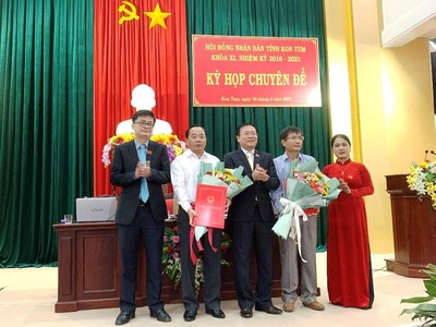Thường trực HĐND tỉnh Kon Tum trao Nghị quyết, tặng hoa chúc mừng Phó chủ tịch UBND tỉnh Kon Tum Nguyễn Ngọc Sâm (thứ 2 từ phải qua) và Giám đốc Sở Kl991.com nạp rút nhanh Nguyễn Văn Điệu.