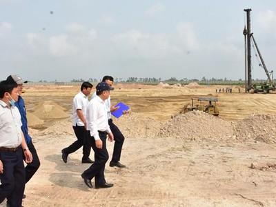 Chủ tịch UBND tỉnh Thừa Thiên Huế Phan Ngọc Thọ (đội mũ, hàng đầu) kiểm tra tiến độ thi công dự án.
