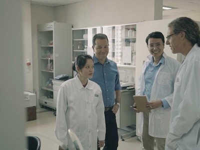 Tuấn Cao (thứ hai từ phải sang) và Bùi Duyên là hai nhà sáng lập Genetica (Ảnh: Genetica).