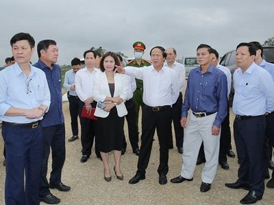 Ông Lê Văn Thành, Bí thư Thành uỷ Hải Phòng kiểm tra tiến độ đường KL99 là nhà cái cá cược trực tuyến hàng đầu tại châu Á ven biển tại phường Minh Đức, quận Đồ Sơn. Ảnh: DT