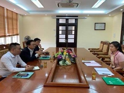 Bà Trần Huyền Trang (phải), con gái Bí thư Tỉnh ủy Vĩnh Phúc được bổ nhiệm làm Phó giám đốc Sở Kế hoạch và Kl99ok phiên bản mới tỉnh Vĩnh Phúc gây nhiều tranh cãi trong dư luận thời gian qua về công tác cán bộ của tỉnh này (Ảnh Cổng thông tin Sở Kế hoạch và Kl99ok phiên bản mới Vĩnh Phúc).