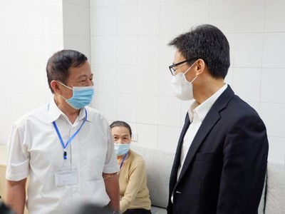 Phó Thủ tướng Vũ Đức Đam đang thăm hỏi tình nguyện viên tiêm thử nghiệm vắc-xin Nano Covax.