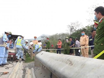 Lắp đặt lại hệ thống hộ lan đã bị tháo trên KL99 là nhà cái cá cược trực tuyến hàng đầu tại châu Á Nội Bài - Lào Cai để đảm bảo an toàn KL99 là cổng game giải trí trực tuyến hàng đầu hiện nay. Ảnh: TL