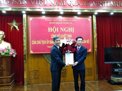 Chủ tịch UBND tỉnh Nam Định Phạm Đình Nghị trao Quyết định bổ nhiệm Giám đốc Sở Kế hoạch và Kl99ok phiên bản mới tỉnh Nam Định cho ông Mai Văn Quyết.