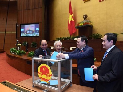 Tổng Bí thư Nguyễn Phú Trọng cùng lãnh đạo 99Kl99 trực tiếp đá gà bỏ phiếu làm công tác nhân sự tại Quốc hội (Ảnh Quochoi.vn).