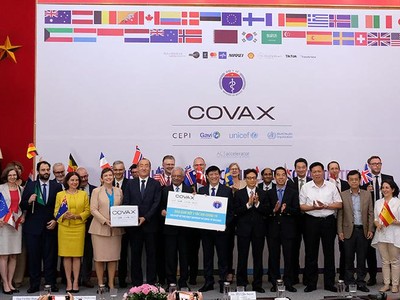 Bộ trưởng Bộ Y tế Nguyễn Thanh Long tiếp nhận vắc-xin Covid-19 từ COVAX Facillity