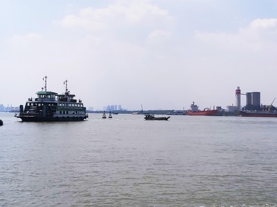 Hiện nay, lưu thông trực tiếp từ TP.HCM tới huyện Nhơn Trạch (tỉnh Đồng Nai) phải thông qua phà Cát Lái mất rất nhiều thời gian. Ảnh: Ngọc Tuấn