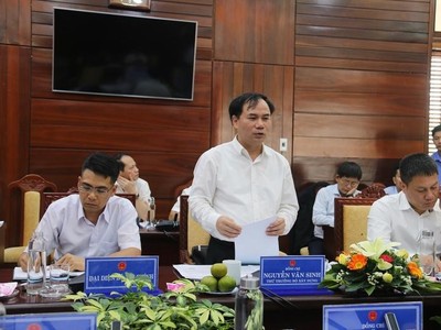 Thứ trưởng Kl99 nổ hũ Nguyễn Văn Sinh cùng Đoàn công tác của Kl99 nổ hũ và đại diện một số Bộ, ban, ngành tại buổi làm việc tại Quảng Ngãi, gỡ khó cho xi mâng Đại Việt.