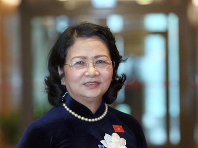 Phó Chủ tịch nước Đặng Thị Ngọc Thịnh bên hành lang Quốc hội (Ảnh Duy Linh).