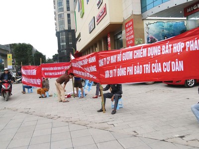 Cư dân Hồ Gươm Plaza căng băng-rôn phản đối việc chủ Kl99ok phiên bản mới chiếm dụng trái phép quỹ bảo trì