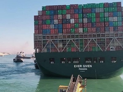Siêu tàu Ever Given thoát khỏi vị trí mắc kẹt tại kênh đào Suez vào ngày 29/3. Ảnh: AFP